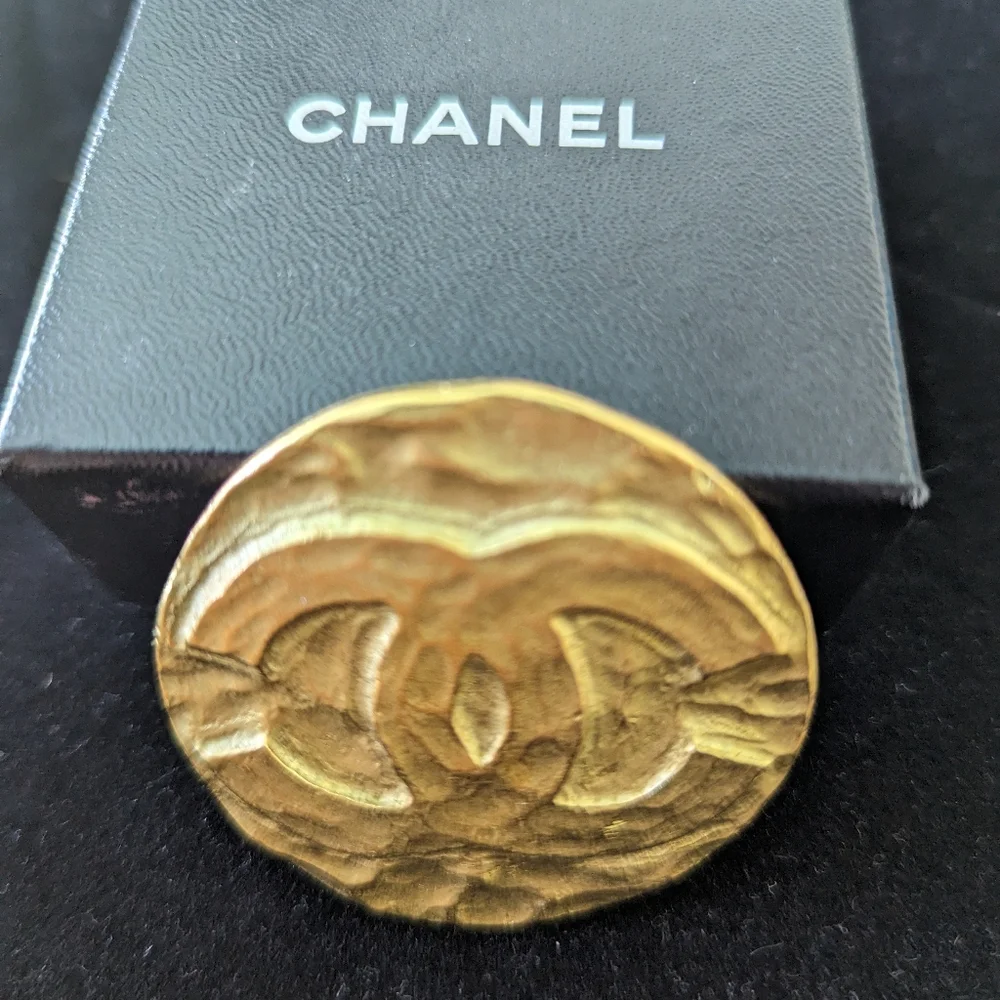 Vintage Chanel CC Medallion 94P brooch - Picture 6 of 10
